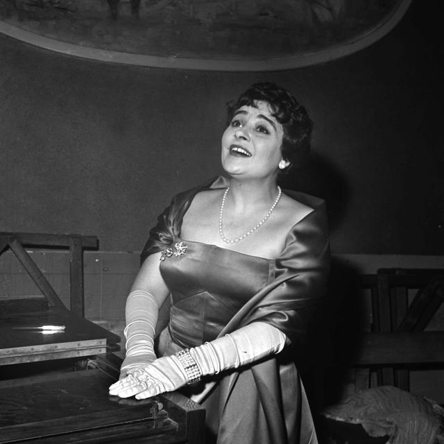 Victoria de Los Angeles, cantatrice espagnole. Récital au théâtre des Champs-Elysées. Paris, mai 1959. [AFP - Lipnitzki]
