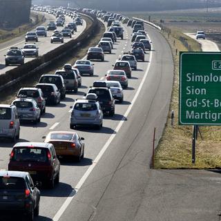 Mieux répartir les vacances permettrait de réduire les bouchons sur la route des stations de ski.