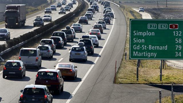 Mieux répartir les vacances permettrait de réduire les bouchons sur la route des stations de ski.