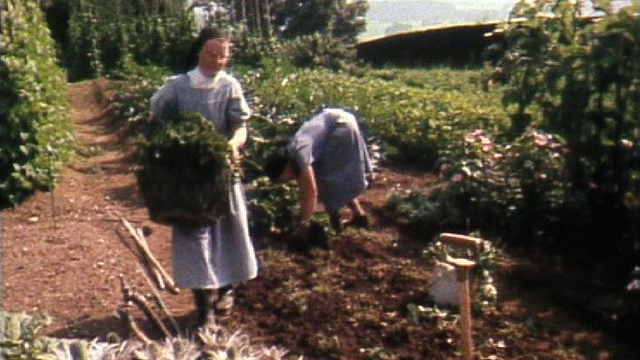 Religieuses du Carmel du Pâquier au jardin, 1982. [RTS]
