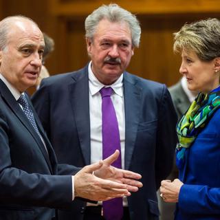 Simonetta Sommaruga en compagnie des ministres européens Jorge Fernandez Diaz et Jean Asselborn, ce jeudi à Bruxelles. [AP/Keystone - Geert Vanden Wijngaert]