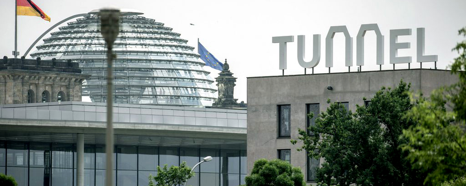 L'ambassade de Suisse à Berlin fait la promotion du tunnel ferroviaire de base. [EPA/Keystone - Michael Kappeler]