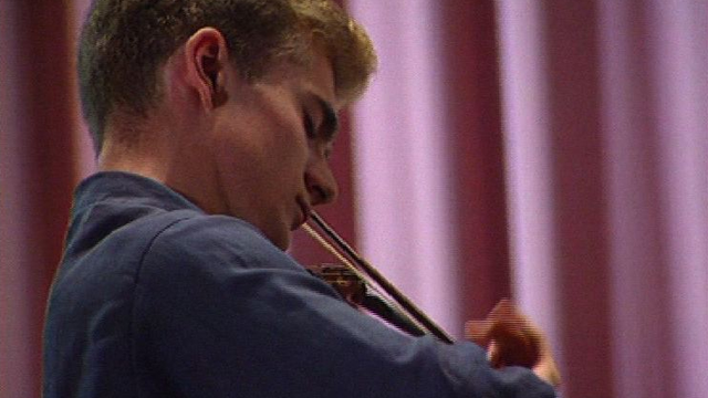 Le violoniste Renaud Capuçon en 1995 en master class à Verbier avec Isaac Stern. [RTS]