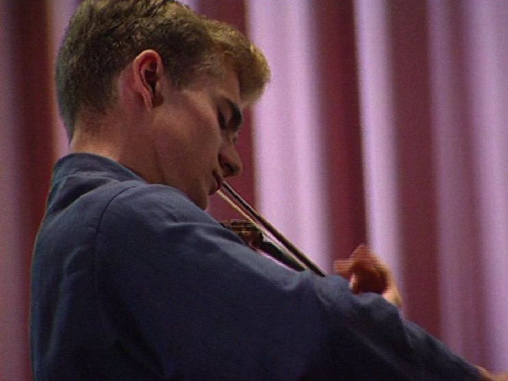 Le violoniste Renaud Capuçon en 1995 en master class à Verbier avec Isaac Stern. [RTS]