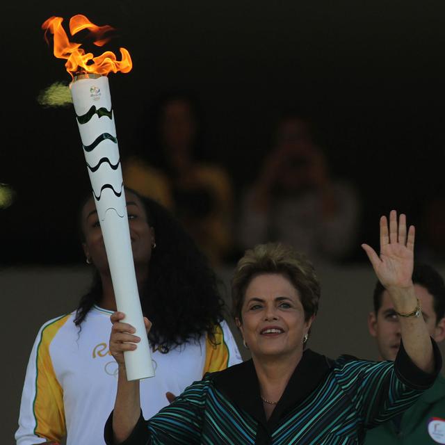 La présidente destituée Dilma Rousseff avait tenu la flamme olympique, Brasilia le 3 mai 2016. [AFP - Rahel Patrasso]