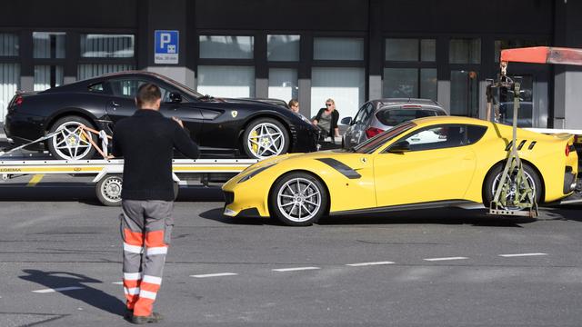 Les véhicules de luxe, dont deux Ferrari, ont été séquestrés dans la zone de fret de l'aéroport de Genève. [Keystone - Laurent Gillieron]