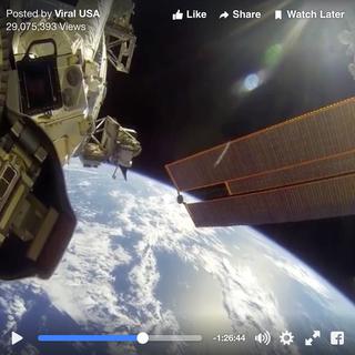 Capture d'écran d'une vidéo de l'espace qui a été présentée comme une vidéo en direct sur Facebook. [DR]