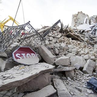 Plusieurs personnes seraient encore prises au piège des décombres, selon des témoignages et la protection civile italienne. [EPA/Keystone - Massimo Percossi]