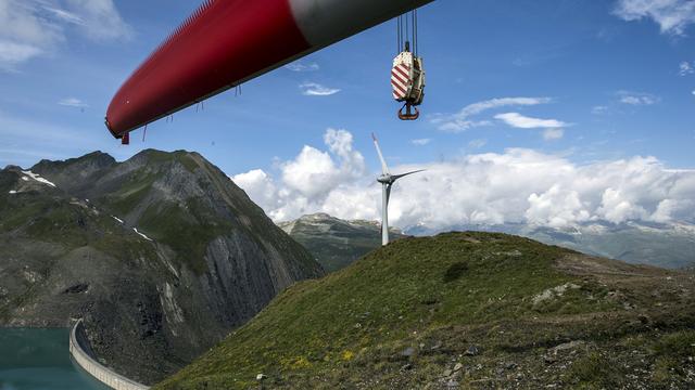 La construction des éoliennes du parc de Gries constitue une vraie prouesse technique. [KEYSTONE - Olivier Maire]