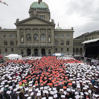 Les 150 ans de la Croix-Rouge suisse sur la Place fédérale. [Keystone - Marcel Bieri]