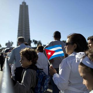 Les Cubains font la queue sur la place de la Révolution à La Havane pour rendre hommage à Fidel Castro. [Keystone - Natacha Pisarenko]
