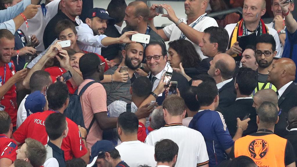 Séance de selfies pour le président François Hollande. [Keystone - Thanassis Stavrakis]