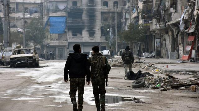 Des soldats syriens qui marchent dans Alep. [SANA]