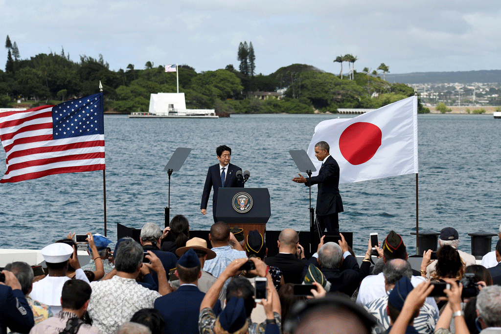 Barack Obama et Shinzo Abe au mémorial de l'USS Arizona à Pearl Harbor. [Reuters - Hugh Gentry]