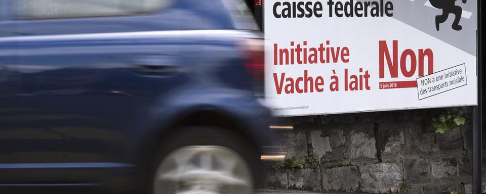 Affiche des opposants à l'initiative dans une rue de Lausanne. [Keystone - Laurent Gilliéron]