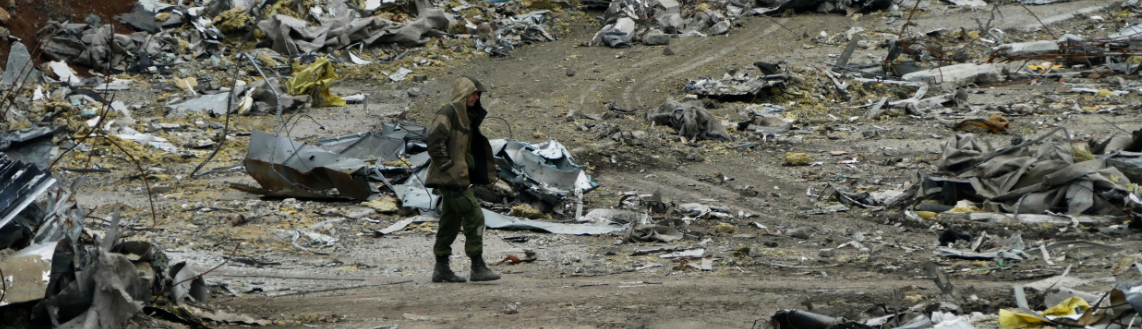 Un militant prorusse dans les ruines de l'aéroport de Donetsk. [Igor Maslov / Sputnik]