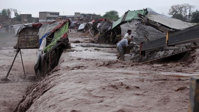 Des échoppes emportées par des vagues de boue à Peshawar, au Pakistan, le 3 avril 2016. [Fayaz Aziz]