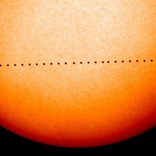 Image composée d'observations de la NASA du passage de Mercure devant le Soleil en 2006. [NASA]