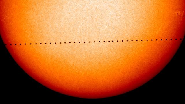 Image composée d'observations de la NASA du passage de Mercure devant le Soleil en 2006. [NASA]