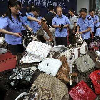 Chasse aux faux produits Louis Vuitton en Chine [Keystone - AP CHINATOPIX]
