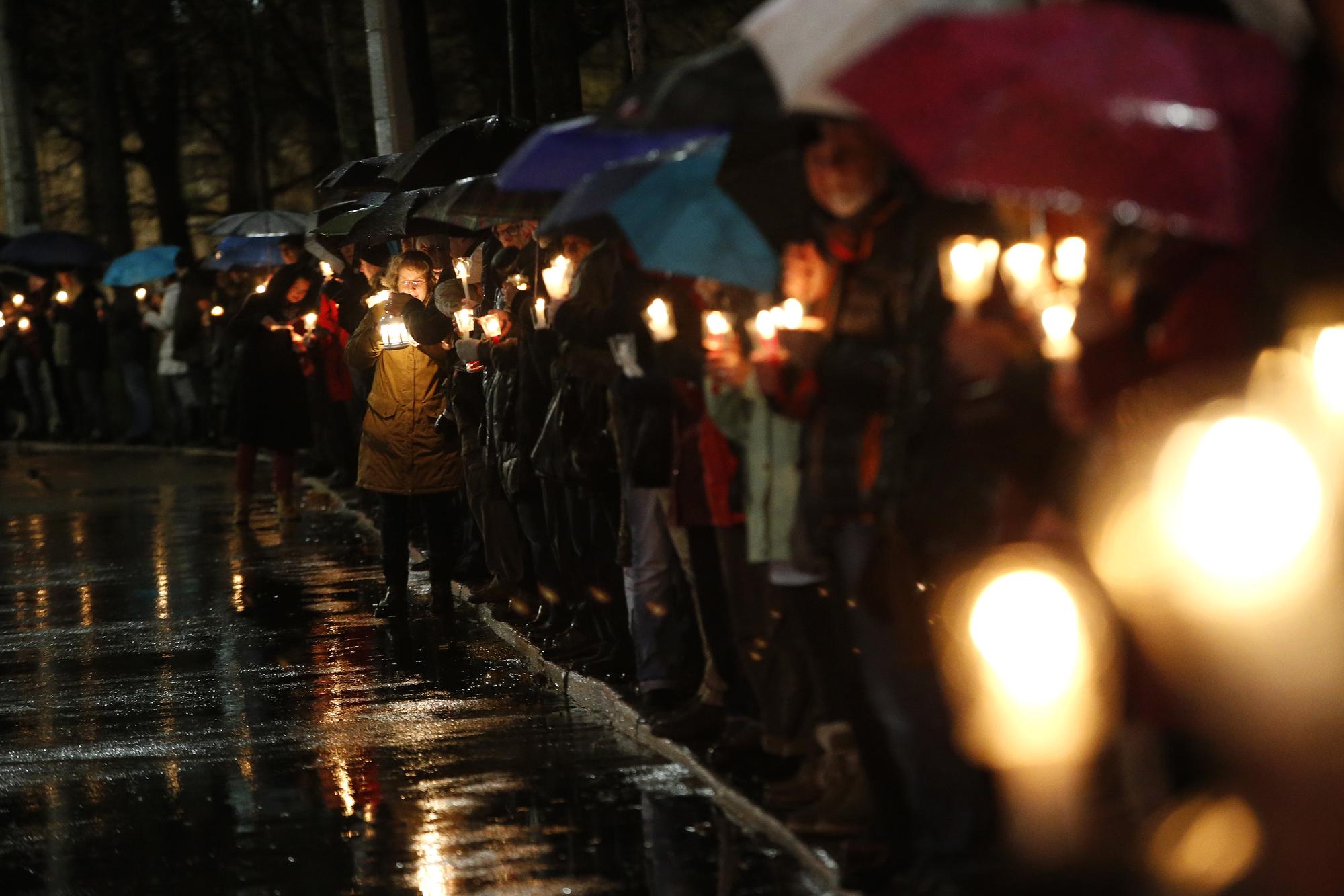 Les opposants au mouvement Legida ont formé une chaîne lumineuse avec des centaines de bougies. [REUTERS - Fabrizio Bensch]