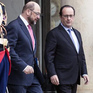 Le président français François Hollande et le président du Parlement européen Martin Schulz. [EPA/Keystone - Etienne Laurent]