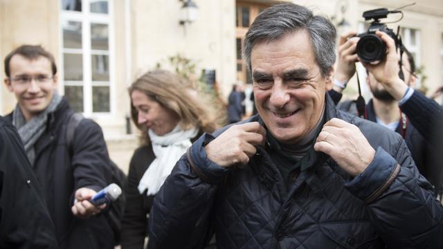 Selon les résultats partiels, François Fillon serait largement devant Alain Juppé et Nicolas Sarkozy à l'issue de la primaire de la droite et du centre. [MARTIN BUREAU / AFP]