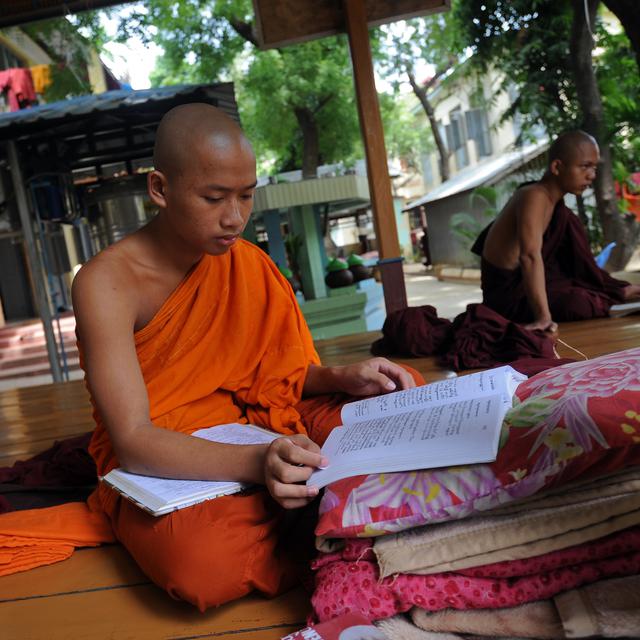 Un moine bouddhiste lisant un livre au monastère de Mandalay, au Myanmar. [AFP - Soe Than WIN]