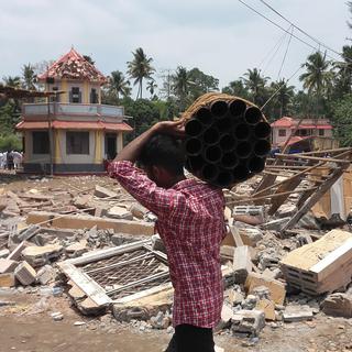 Aperçu des dégats après l'incendie qui a fait plus de 100 morts dans un temple dans le sud de l'Inde. [AP / Keystone]