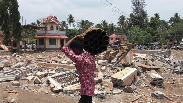 Aperçu des dégats après l'incendie qui a fait plus de 100 morts dans un temple dans le sud de l'Inde. [AP / Keystone]