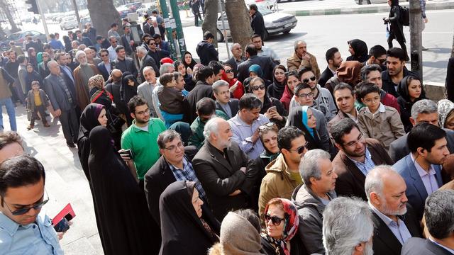 De longues files d'attente étaient visibles à Téhéran. [Keystone - EPA/ABEDIN TAHERKENAREH]