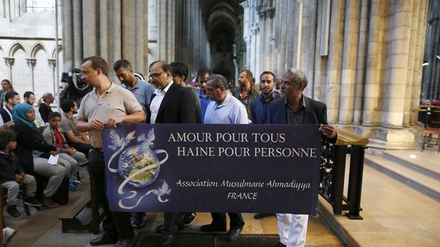 "Amour pour tous, haine pour personne", peutt-on lire sur une affiche d'une association musulmane. [AFP - Charly Triballeau]