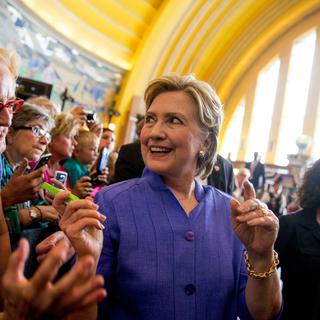 Malgré ses déboires avec ses e-mails, Hillary Clinton n'a visiblement pas renoncé à utiliser un smartphone. [AP Photo/Andrew Harnik]