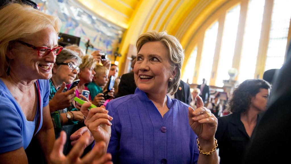 Malgré ses déboires avec ses e-mails, Hillary Clinton n'a visiblement pas renoncé à utiliser un smartphone. [AP Photo/Andrew Harnik]