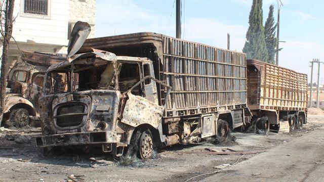 L'attaque a détruit 18 des 31 camions du convoi d'aide et tué au moins 20 personnes. [Anadolu Agency/AFP - Ahmad Hasan]