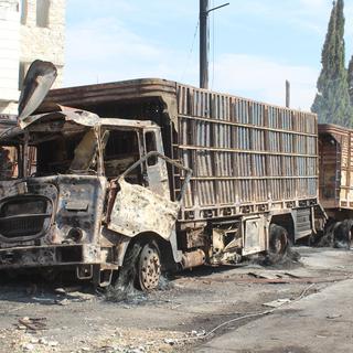 L'attaque a détruit 18 des 31 camions du convoi d'aide et tué au moins 20 personnes. [Anadolu Agency/AFP - Ahmad Hasan]