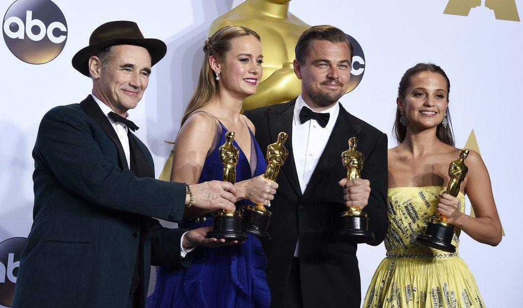De gauche à droite: Mark Rylance (meilleur second rôle), Brie Larson (meilleure actrice), Leonardo DiCaprio (meilleur acteur) et Alicia Vikander (meilleur second rôle). [KEYSTONE - Paul Buck]