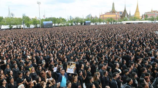 Une énorme foule vêtue de noir près du Grand Palais de Bangkok. [Keystone - EPA/Narong Sangnak]