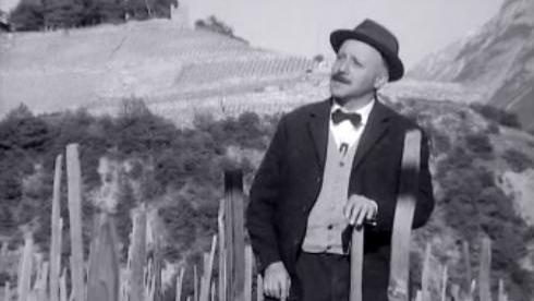 Maurice Chappaz dans sa vigne en 1965. [RTS]