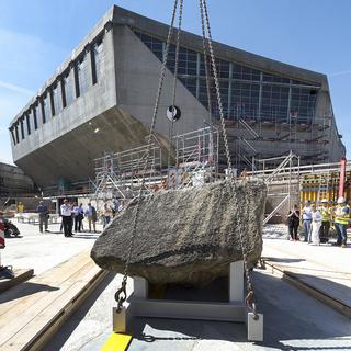 Une pierre de 30 tonnes a été utilisée comme fondation du nouveau développement de la halle Saint-Jacques à Bâle.