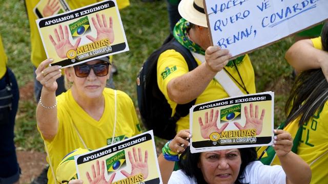 Des manifestants rassemblées en face du Parlement à Brasilia le 4 décembre 2016.