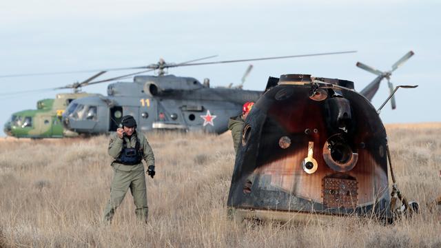 La capsule Soyouz, juste après avoir touché Terre. [Dmitri Lovetsky]