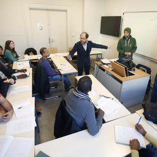 Séance de cours d'anglais pour des réfugiés à Paris (image d'illustration). [Reuters - Philippe Wojazer]