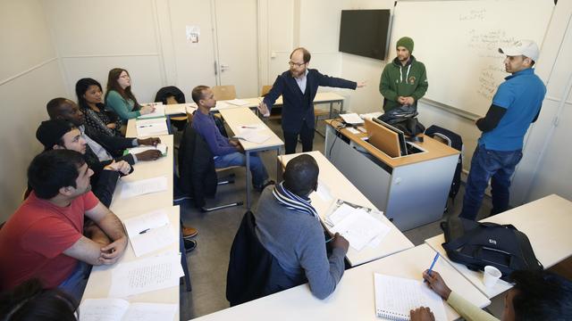 Séance de cours d'anglais pour des réfugiés à Paris (image d'illustration). [Reuters - Philippe Wojazer]