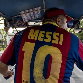 Un supporter du FC Barcelone vêtu d'un maillot de Messi. [AFP - Martin Bertrand/Hans Lucas]