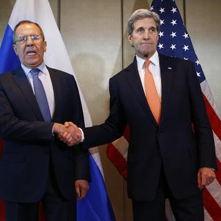 Le ministre russe des Affaires étrangères Sergueï Lavrov, et le secrétaire d'Etat américain John Kerry avant les entretiens bilatéraux à Munich, en Allemagne, le jeudi 11 février, 2016. [Matthias Schrader]