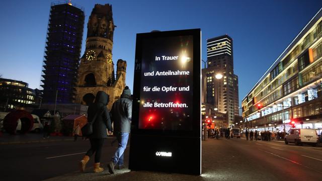 Un panneau de condoléances devant le lieu de l'attentat à Berlin. [EPA/MICHAEL KAPPELER]