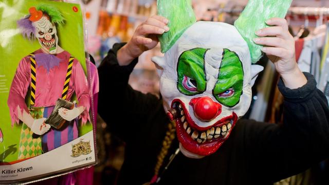 Masque de clown pour Halloween en vente dans un magasin d'Hanovre, en Allemagne. [EPA/Keystone - Julian Stratenschulte]