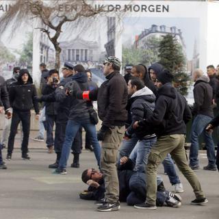 Des centaines de hooligans ont perturbé un recueillement en hommage aux victimes à Bruxelles. [EPA - Olivier Hoslet]