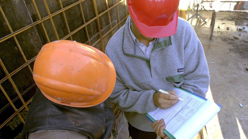 Un inspecteur contrôle les conditions de travail sur un chantier à Sierre. [Keystone - Andrée-Noëlle Pot]